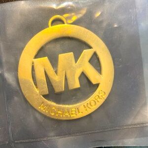 Michael Khors. Medallón.